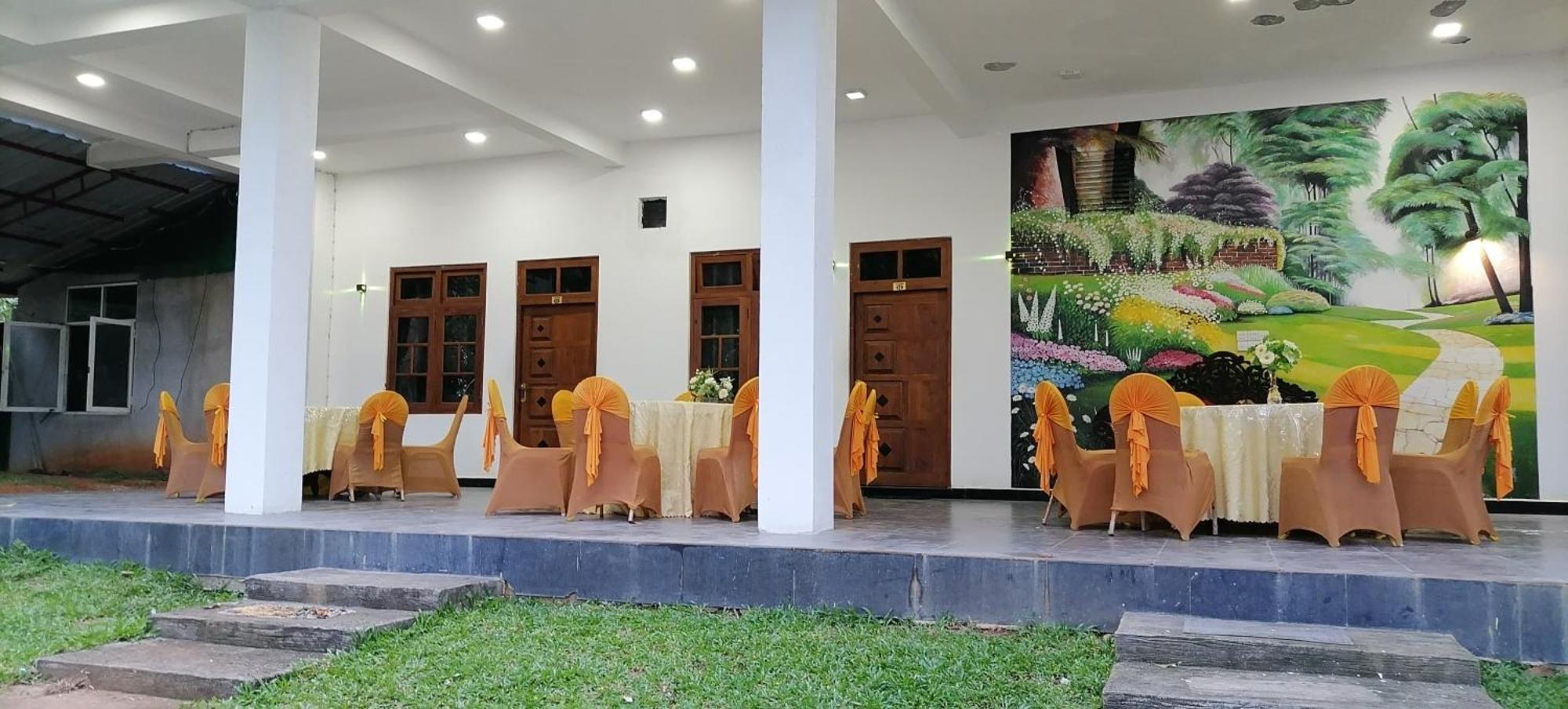 Avanya Hotel And Reception Hall Angunakolapelessa Exterior photo