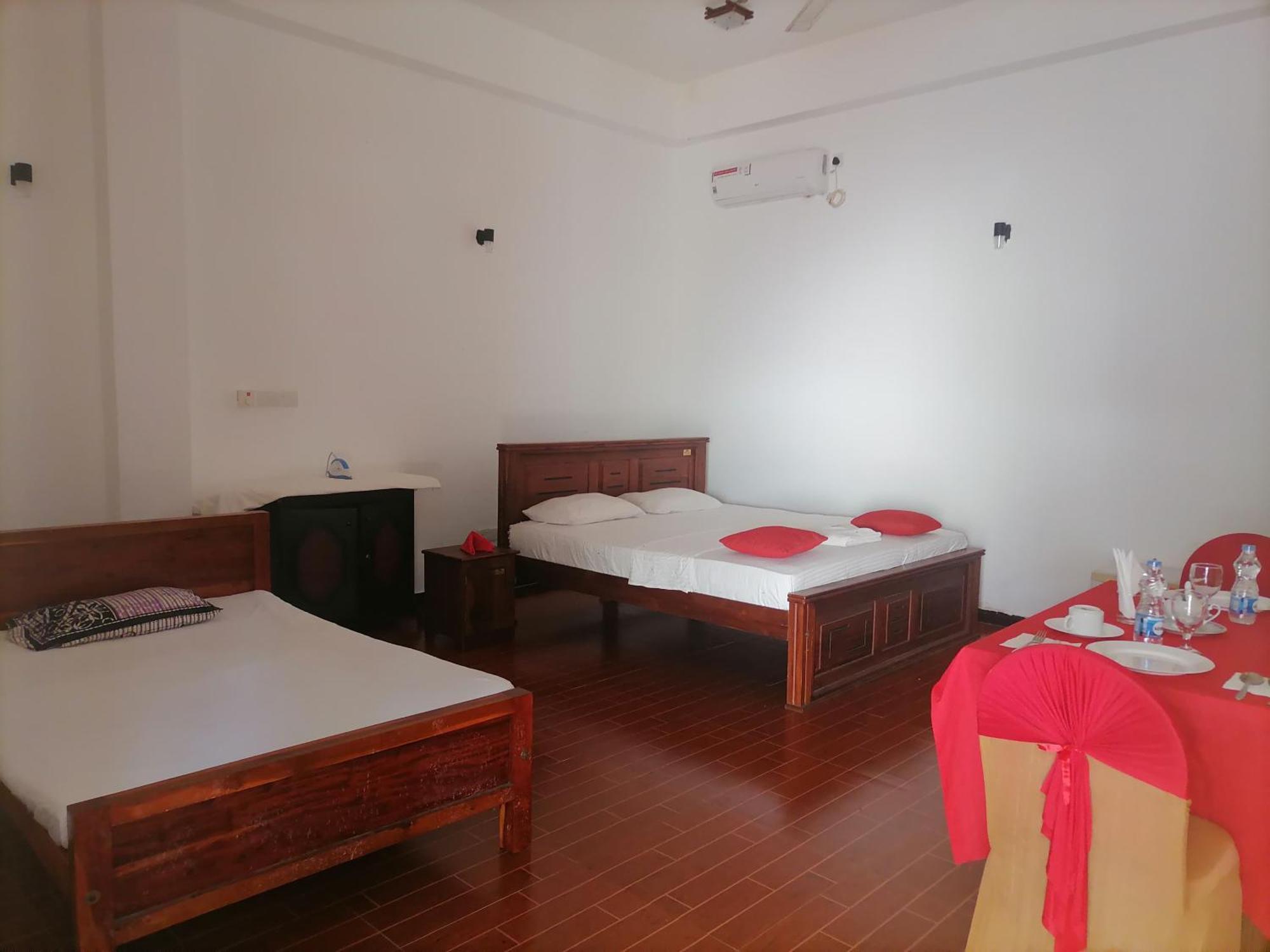 Avanya Hotel And Reception Hall Angunakolapelessa Exterior photo