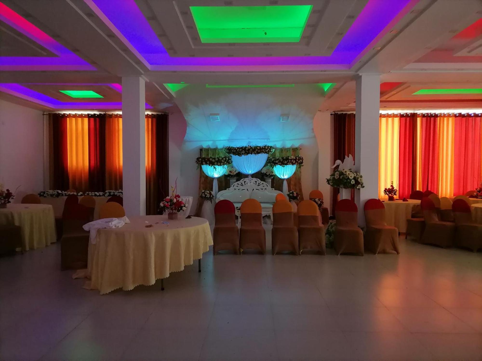 Avanya Hotel And Reception Hall Angunakolapelessa Exterior photo