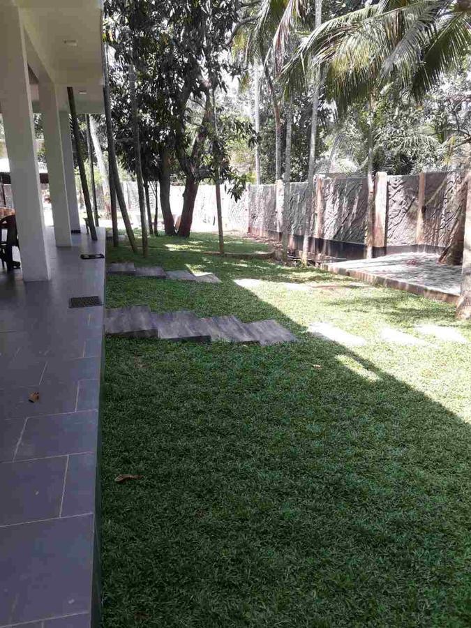 Avanya Hotel And Reception Hall Angunakolapelessa Exterior photo