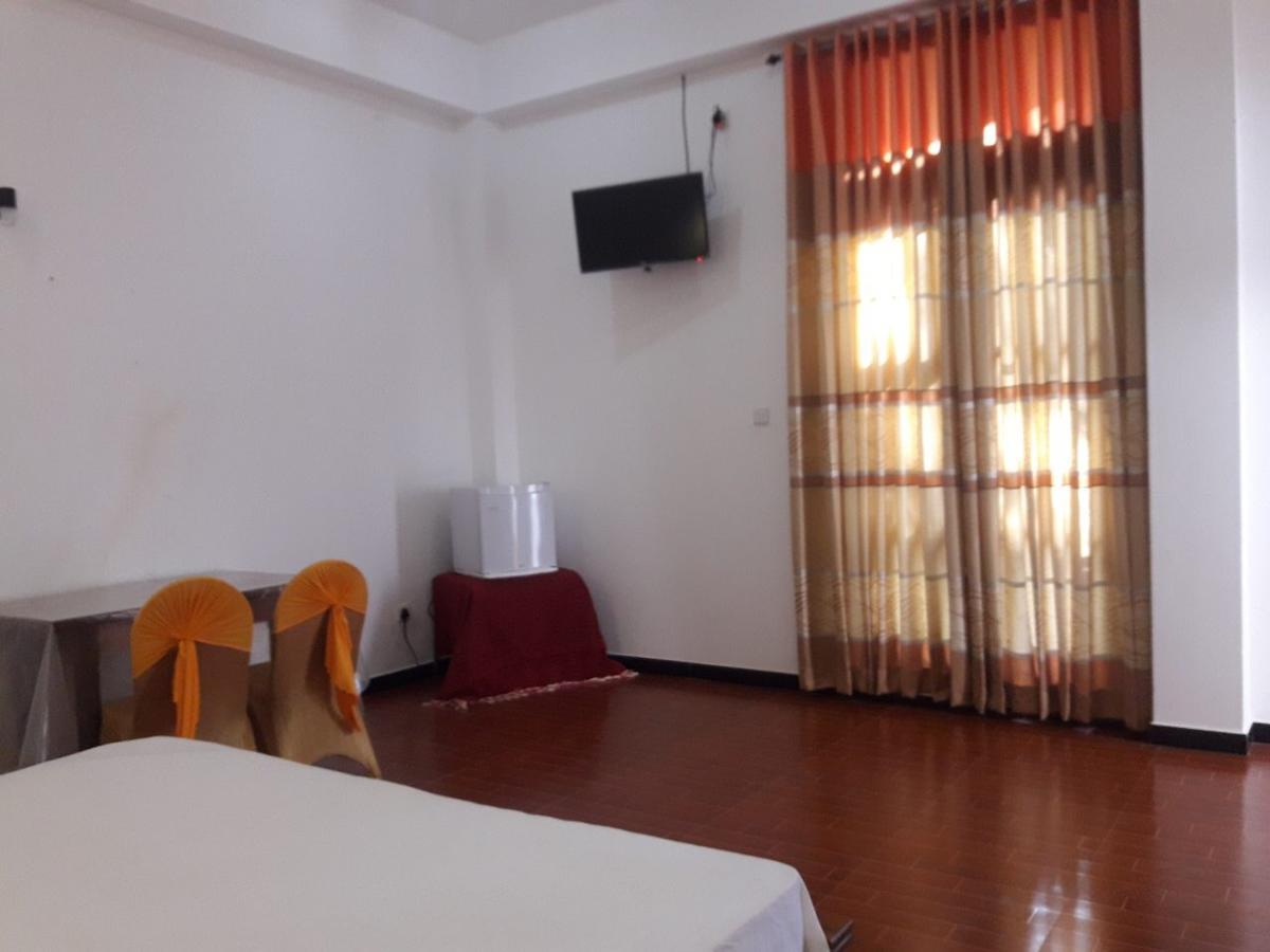 Avanya Hotel And Reception Hall Angunakolapelessa Exterior photo
